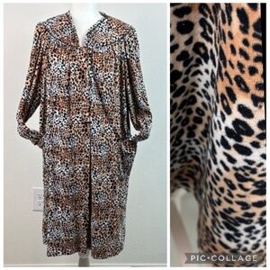Secret Treasures cozy velour Animal Print snap front lounge house dress bathrobe